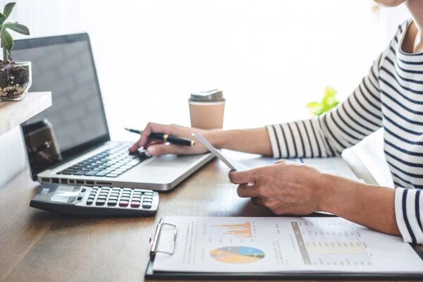 Persona organizando sus finanzas por medio del ahorro