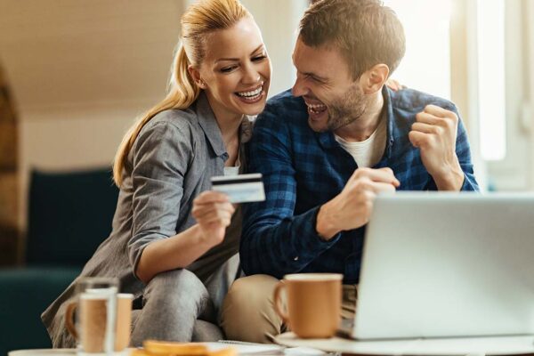 Pareja feliz de tener un buen historial crediticio