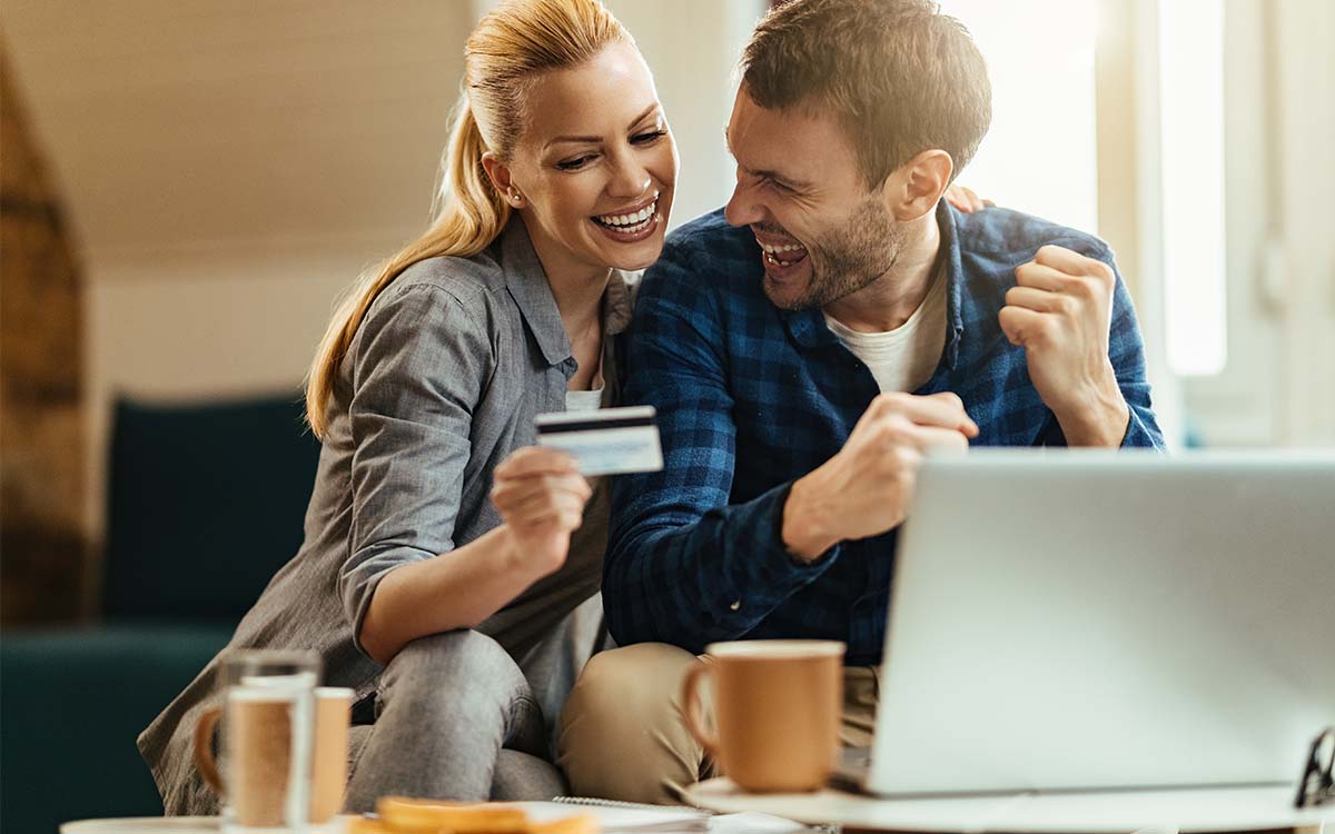 Pareja feliz de tener un buen historial crediticio