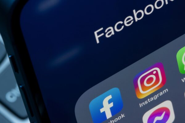 Cómo las marcas utilizan la IA en las campañas Advantage+ de Meta
