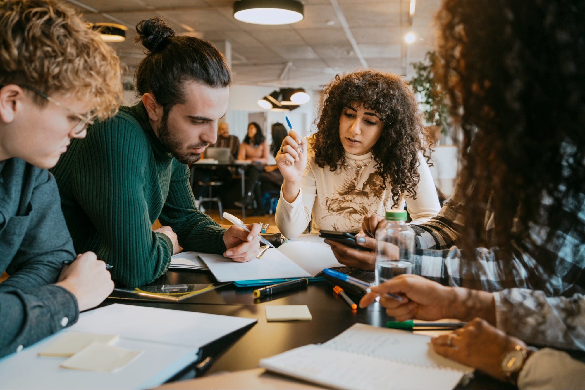 Por qué los estudiantes universitarios deberían considerar un trabajo extra este semestre