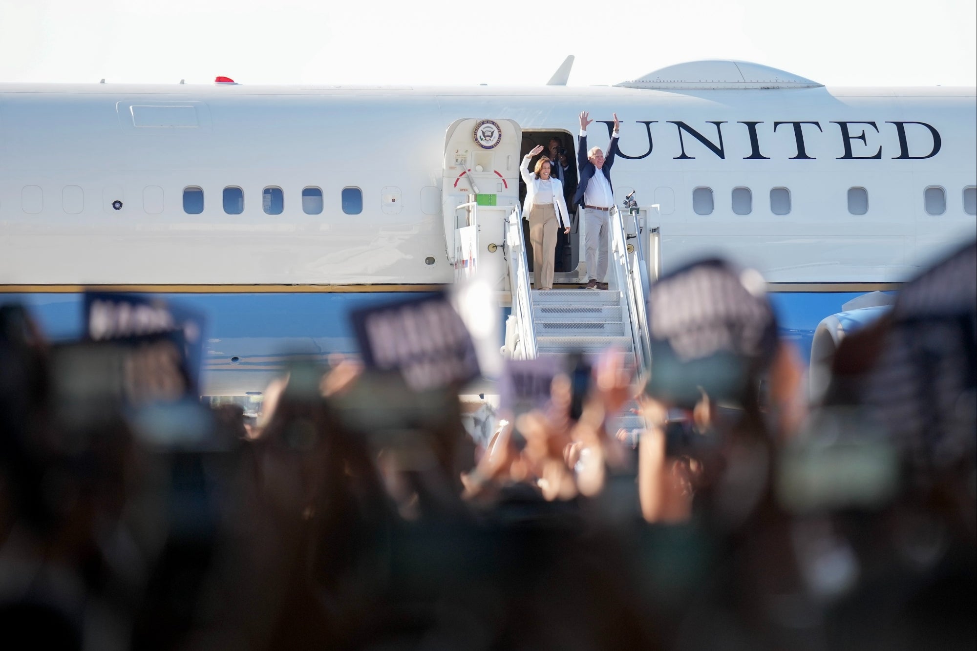 Trump afirma falsamente que Harris utilizó inteligencia artificial para crear una multitud masiva