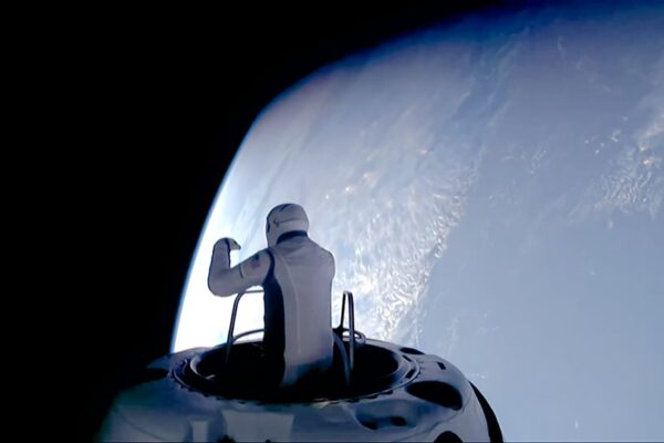 Los astronautas de Polaris Dawn realizan una histórica caminata espacial privada mientras visten trajes fabricados por SpaceX