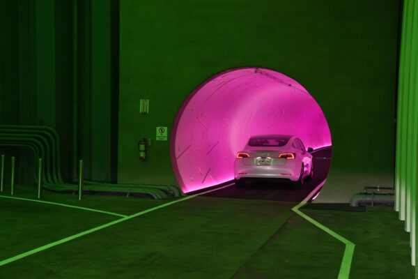 El circuito de Las Vegas de The Boring Company atrae a pasajeros e intrusos