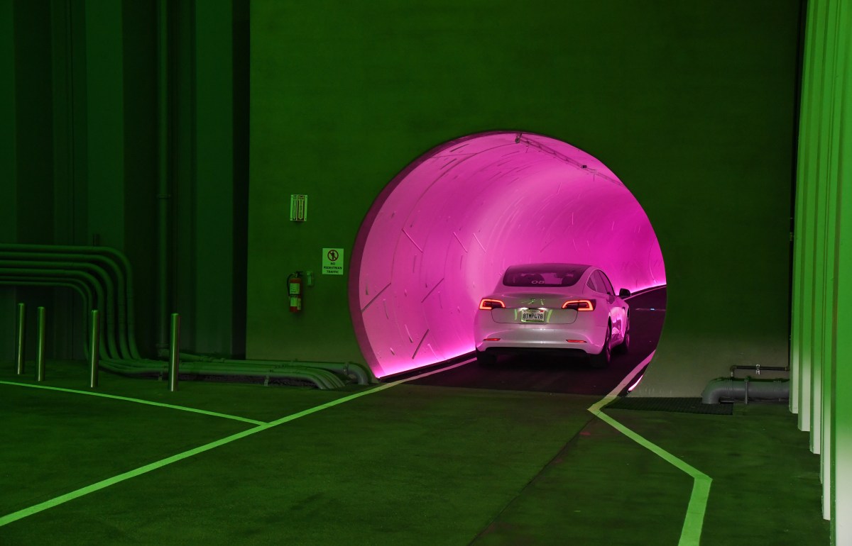 El circuito de Las Vegas de The Boring Company atrae a pasajeros e intrusos