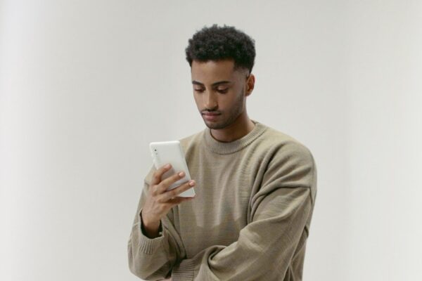 El lector electrónico del tamaño de un teléfono de Boox obtiene un procesamiento más rápido y un lector de huellas digitales