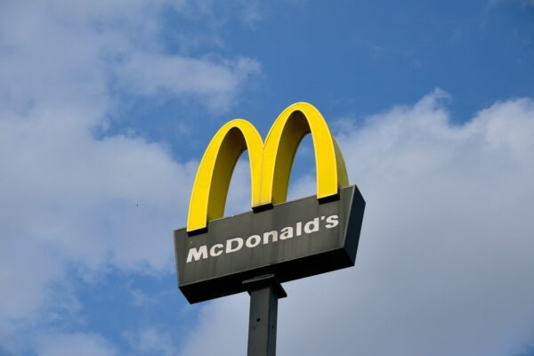 Las máquinas de helado rotas de McDonald's podrían repararse más rápido gracias a una nueva regla federal