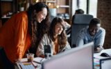Cómo el trabajo en la oficina impulsa la tutoría, la creatividad y el crecimiento profesional