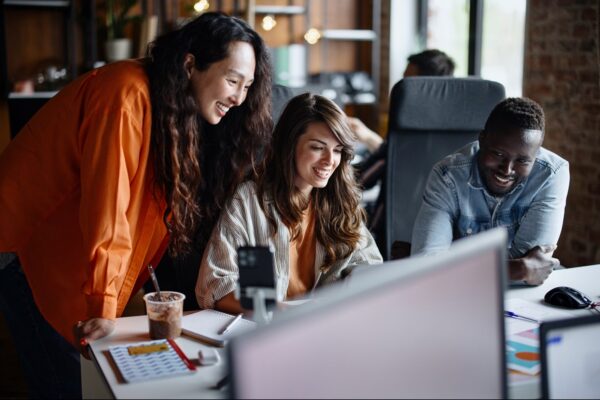 Cómo el trabajo en la oficina impulsa la tutoría, la creatividad y el crecimiento profesional