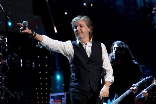 El tema 'Now and Then' de los Beatles, asistido por IA, está nominado a dos premios Grammy