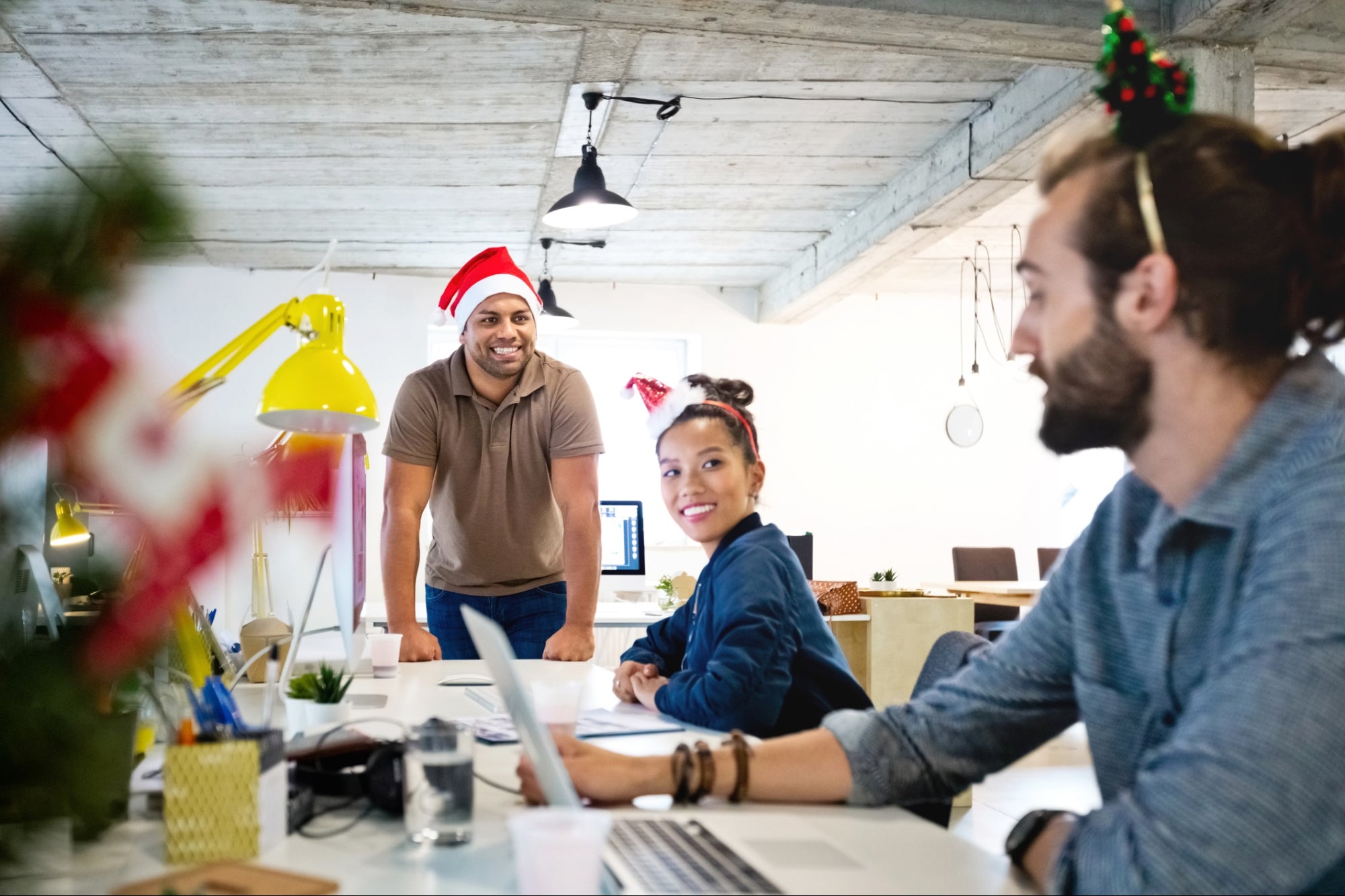 Por qué necesita invertir en sus empleados y en la comunidad en estas fiestas