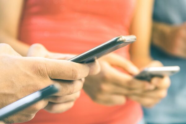4 Reasons to Buy a Used Cell Phone