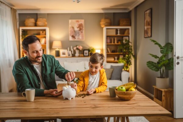 Cuatro formas de alcanzar sus objetivos de ahorro familiar en 2025