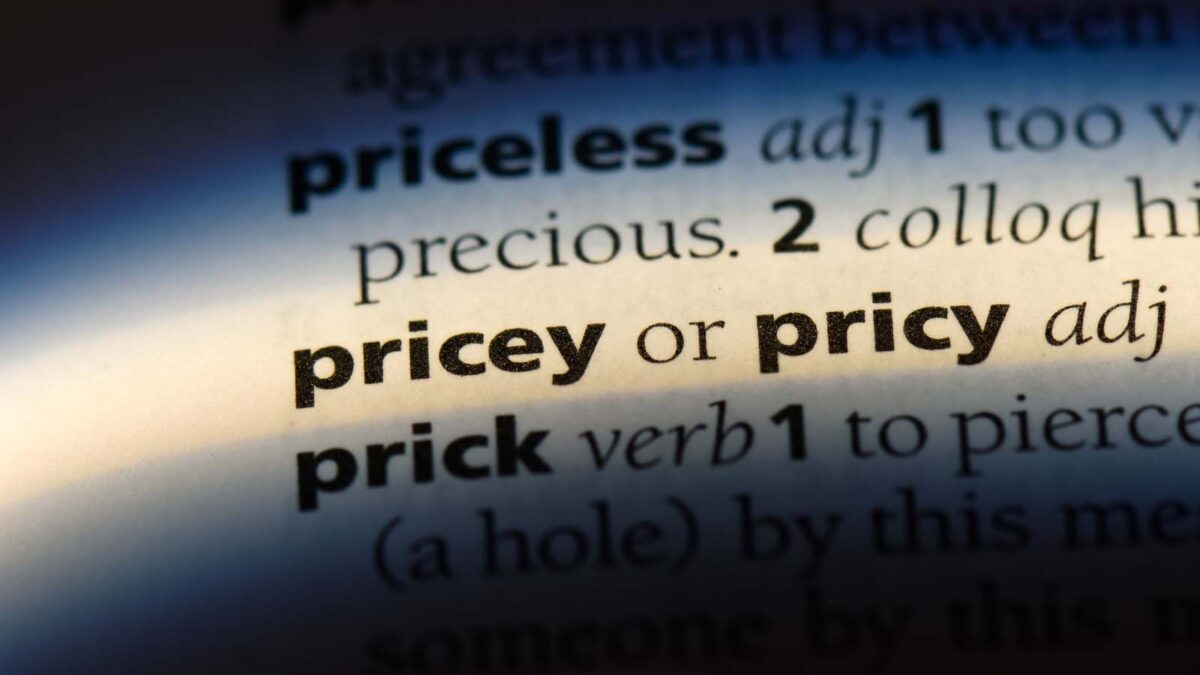 El efectivo ha bajado, las valoraciones han subido, pero manténgase invertido