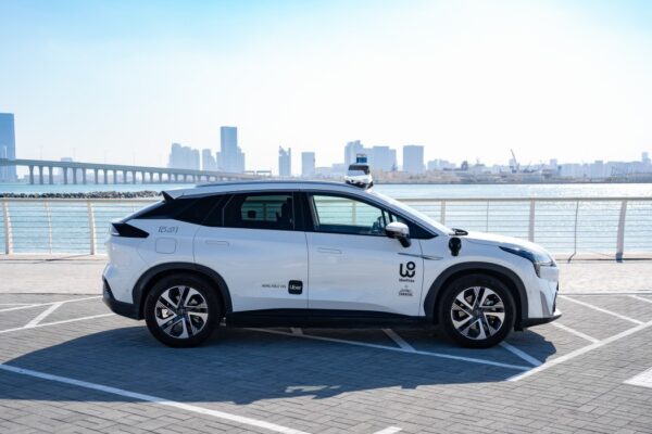 Uber y WeRide lanzan servicio de robotaxi en Abu Dabi