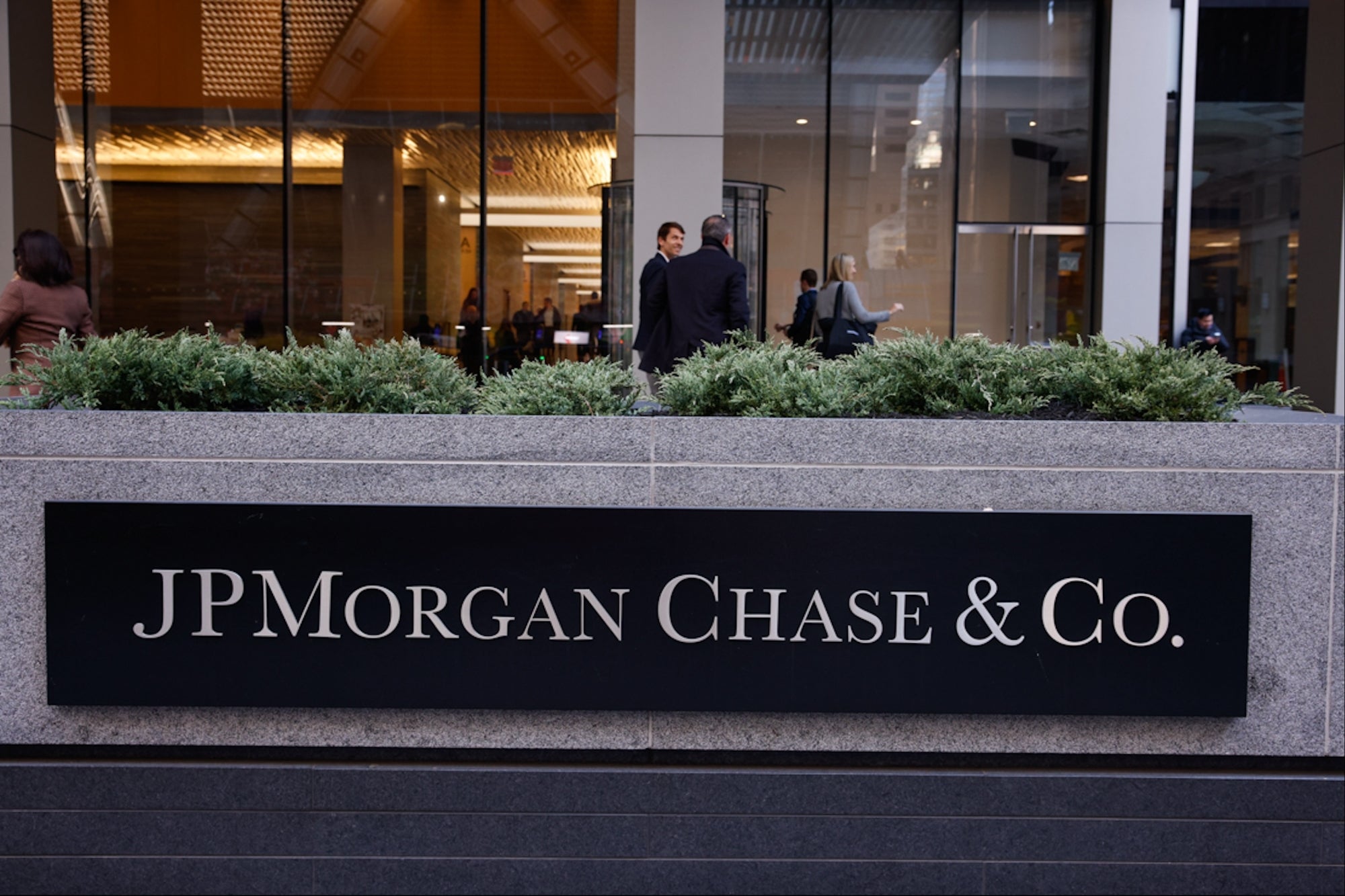 Empleados de JPMorgan decepcionados por los cheques de bonificación de 2024: informe