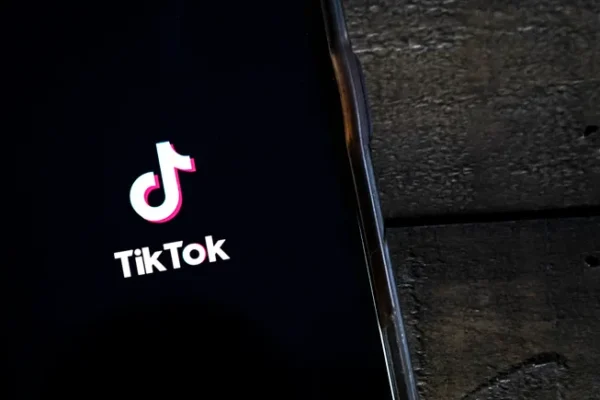 TikTok advierte a los usuarios estadounidenses sobre una prohibición 'temporal' a partir del domingo