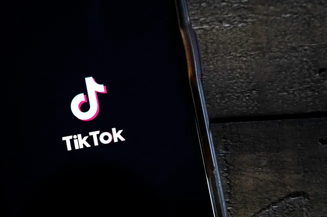 TikTok advierte a los usuarios estadounidenses sobre una prohibición 'temporal' a partir del domingo