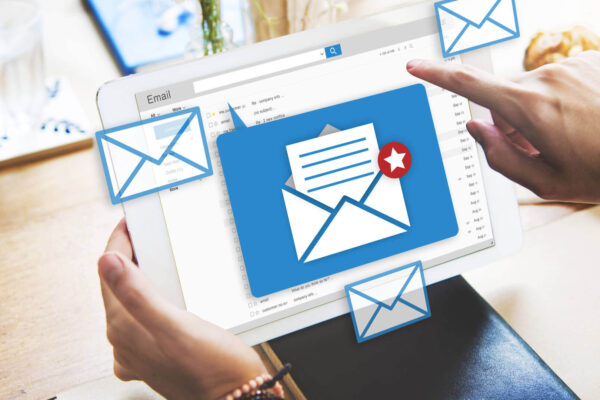 ¿Son estas líneas de asunto de correo electrónico engañosas, redacción inteligente o datos incorrectos en el trabajo?