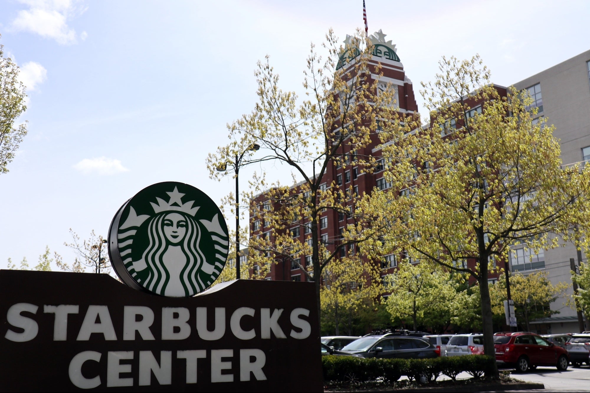 Starbucks despidos: eliminar 1100 empleos corporativos, roles abiertos