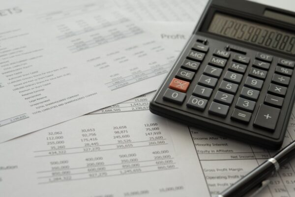 Calculadora de consolidación de la deuda comercial: pruebe nuestra herramienta fácil y fácil