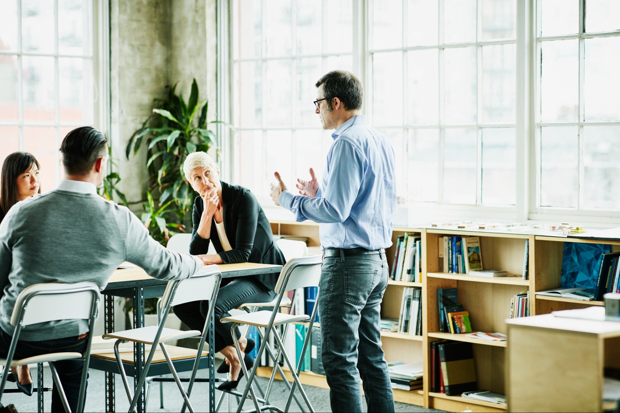 Confrontar a los empleados de bajo rendimiento con confianza siguiendo esta guía de responsabilidad efectiva