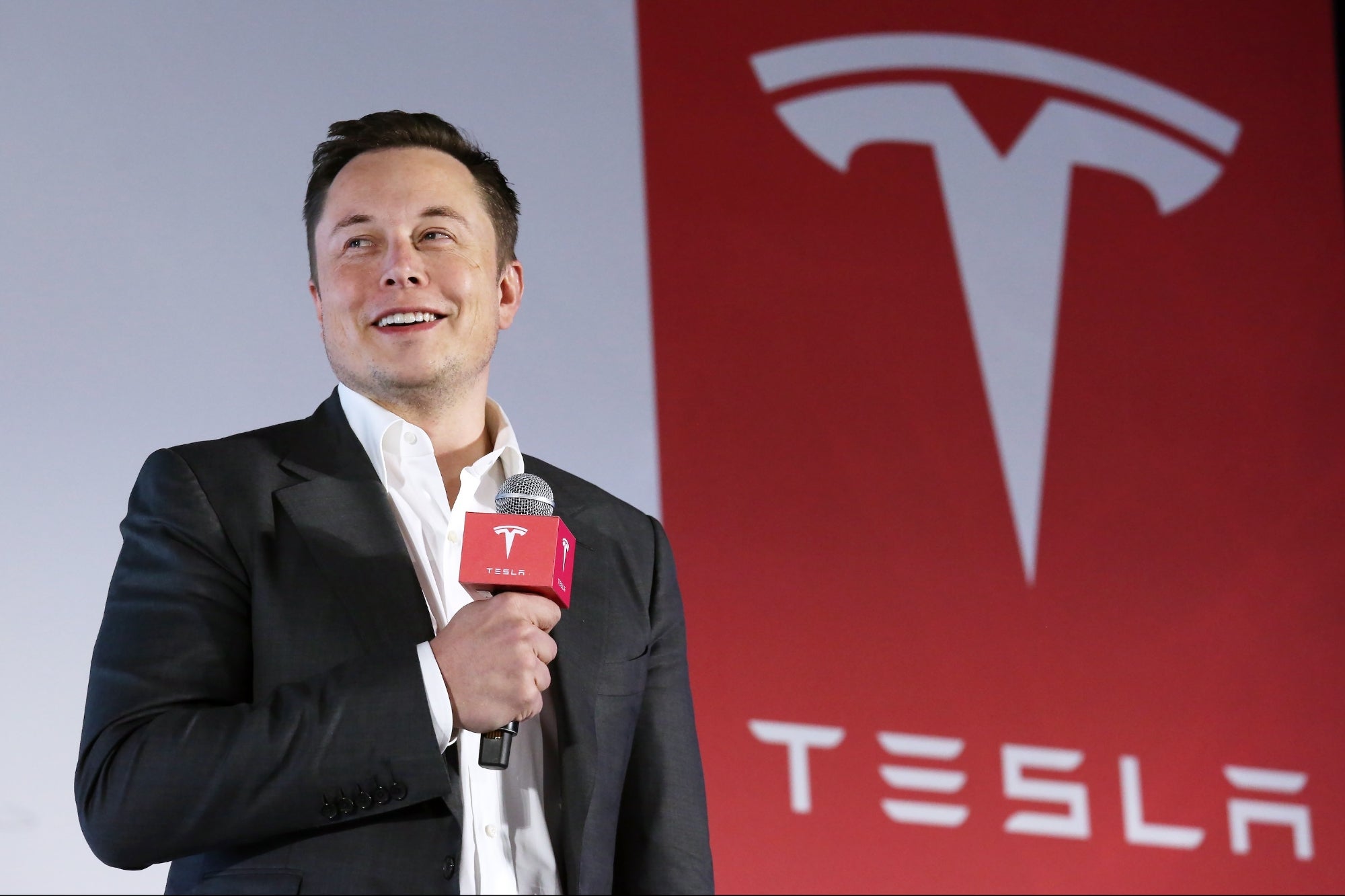 El CEO de Tesla, Elon Musk, tranquiliza a los empleados en la reunión de todas las manos
