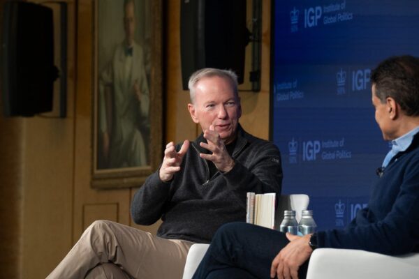 El ex CEO de Google explica por qué "no está a favor de" trabajar desde casa