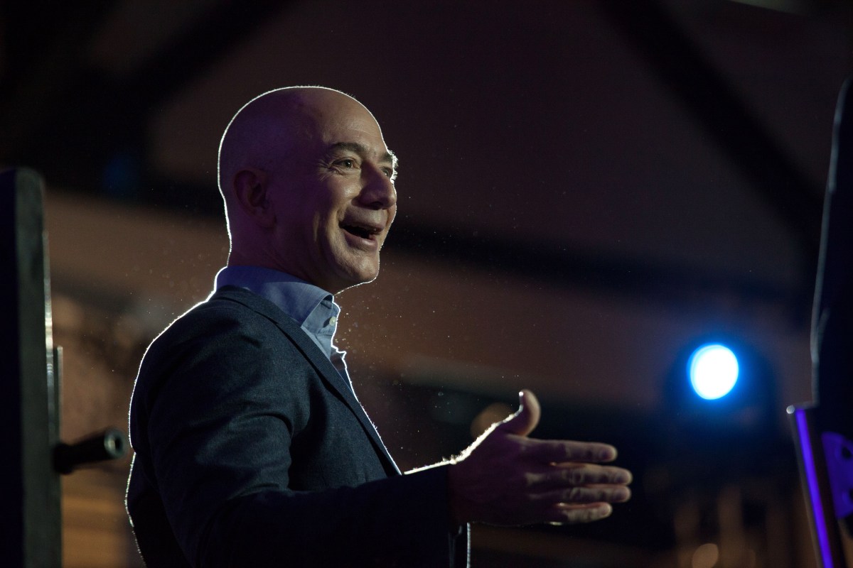 Jeff Bezos supuestamente quiere 100 mil millones de dólares para comprar y transformar antiguas empresas manufactureras con IA